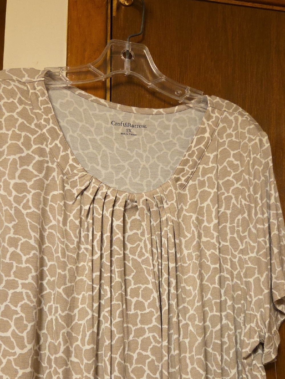 Croft & Barrow Beige and White Short-Sleeve Pleated Front Top